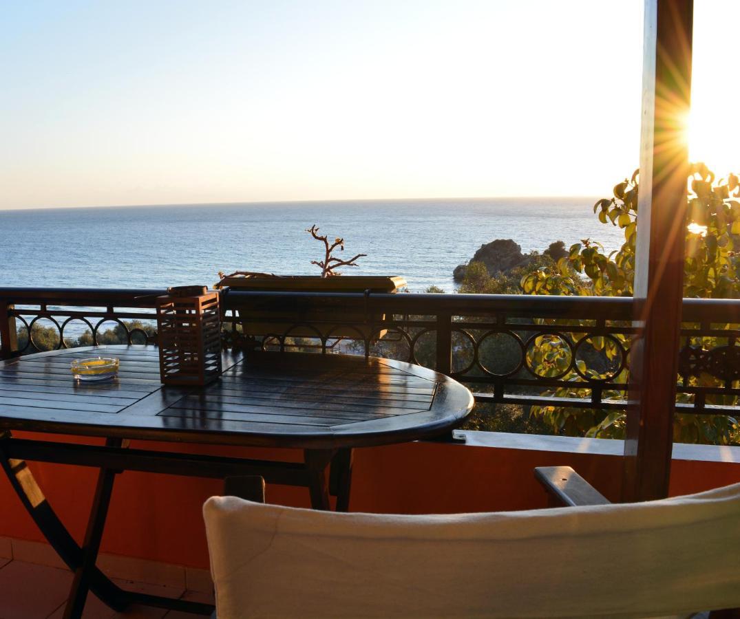 Papadatos Apts With Amazing View - 5Mins From The Beach Kontogialos Bagian luar foto