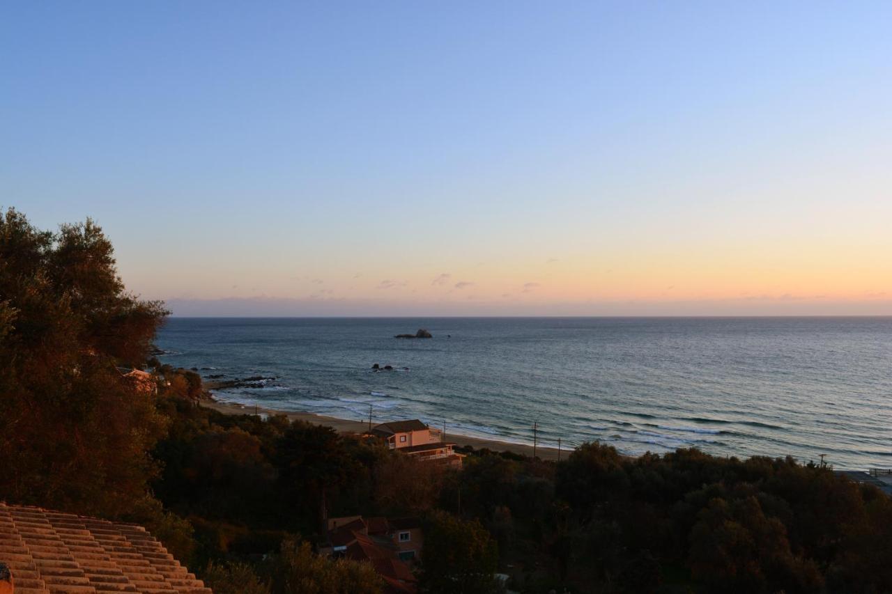 Papadatos Apts With Amazing View - 5Mins From The Beach Kontogialos Bagian luar foto