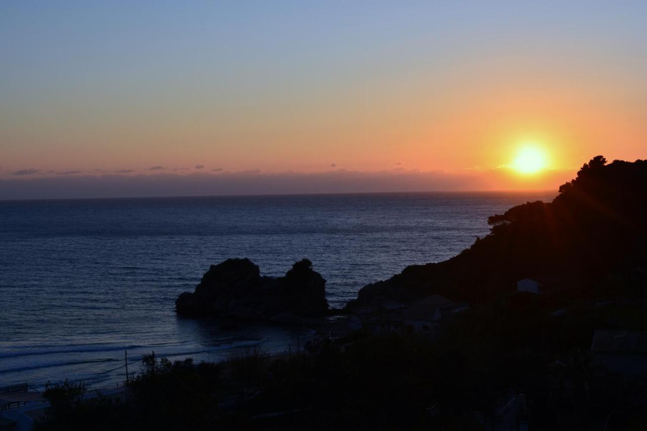 Papadatos Apts With Amazing View - 5Mins From The Beach Kontogialos Bagian luar foto