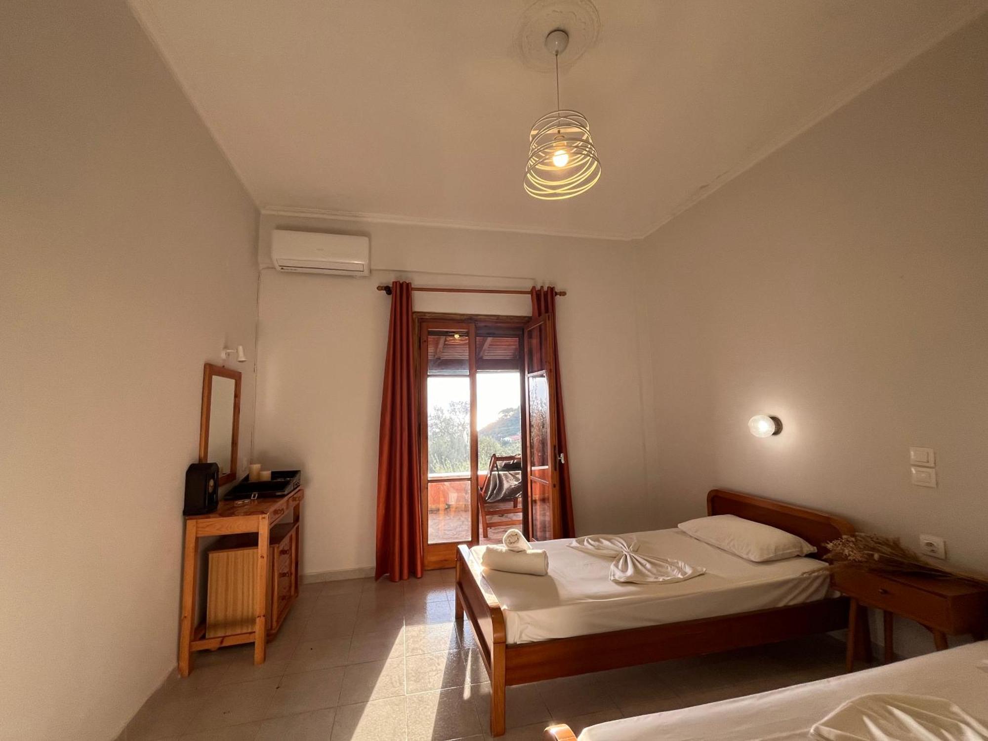 Papadatos Apts With Amazing View - 5Mins From The Beach Kontogialos Bagian luar foto